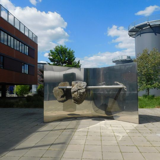 Plastika Dotyky a distance v kampusu Masarykovy university v Bohunicích