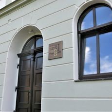 Pamětní deska bratrů Petiškových na škole v Kostelní ulici v Čelákovicích