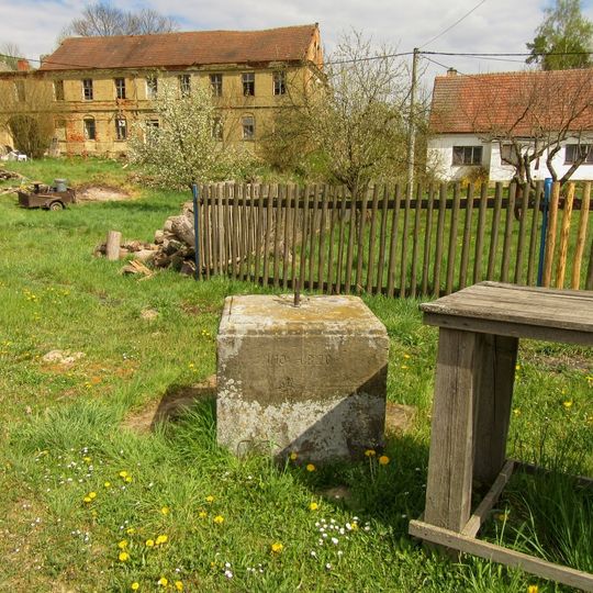Podstavec v Radkově u hasičské zbrojnice