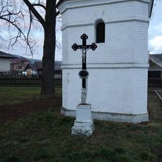 Kříž u kapličky v Drozdově