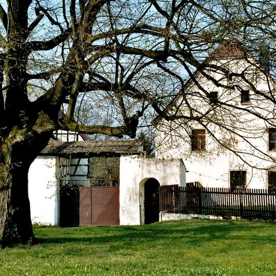 Wohnhaus, zwei aneinandergebaute Seitengebäude und Toranlage eines Bauernhofes Lindenplatz 7