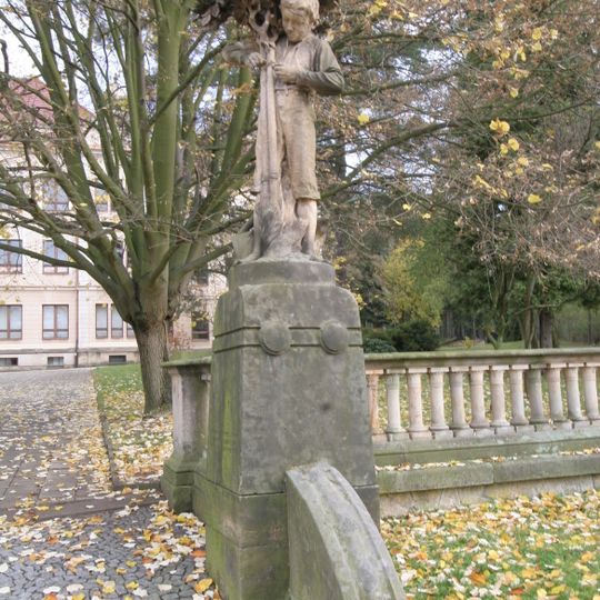 Socha chlapce ze sousoší Přátelé stromoví v Hořicích