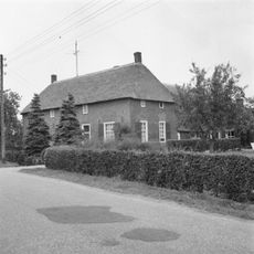 Hoeve op T-vormige plattegrond met woongedeelte onder strodak