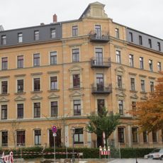 Mietshaus in geschlossener Bebauung in Ecklage, mit Vorgarten Josephinenstraße 19