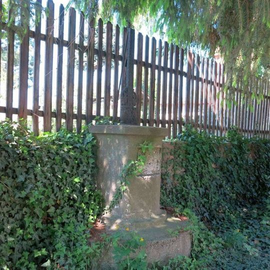 Kříž s ulomeným vrškem v ulici pod kaplí v Dobkovičkách