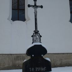 Kříž u kostela v Děpolticích