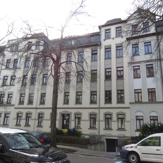Mietshaus in geschlossener Bebauung mit Vorgarten Orthstraße 19