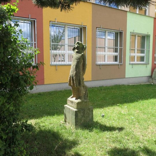 Socha školačky u školy v Zlatnické ulici v Mostě