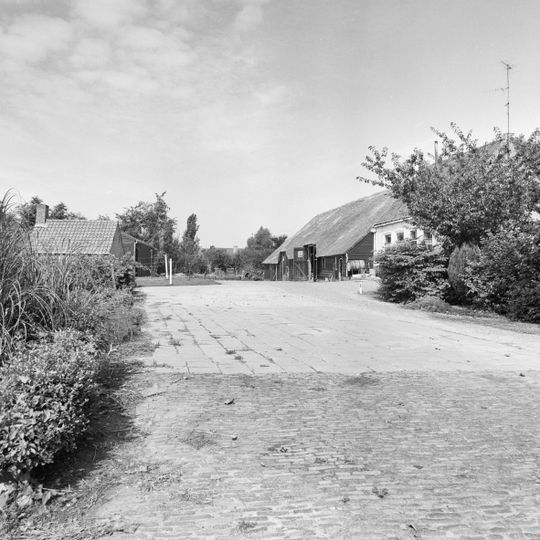 Verhoogd gelegen hofstede