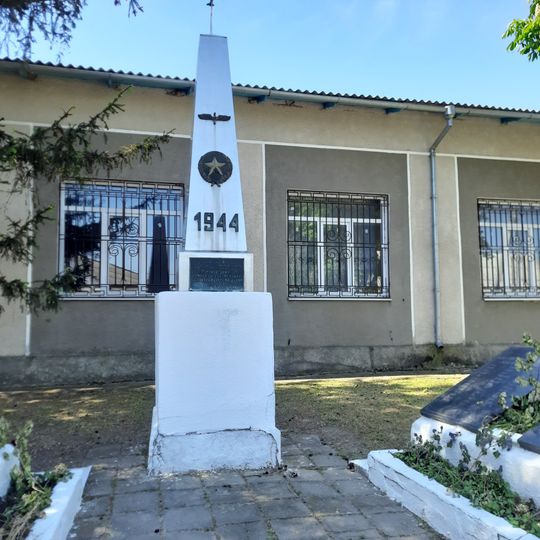 Monument la mormântul comun al ostașilor căzuți în 1944
