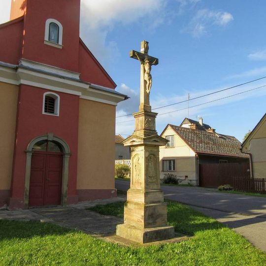 Kříž ve Slavoňově před kaplí