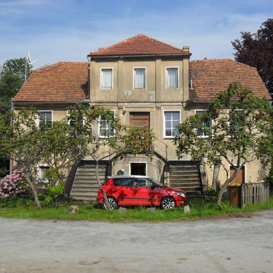 Herrenhaus , zweiflügeliges Wirtschaftsgebäude mit Wohn- und Scheunenteil , nördliches Wirtschaftsgebäude und südliche Villa des ehemaligen Rittergutes sowie Gutspark und Teich Jauernick 1, 2, 4, 7