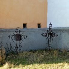 Kříže u kostela v Domašíně