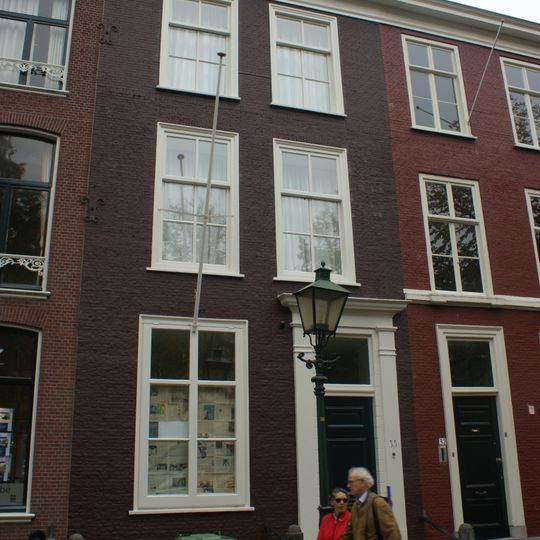 Pand met gevel, deur met pilasteromlijsting