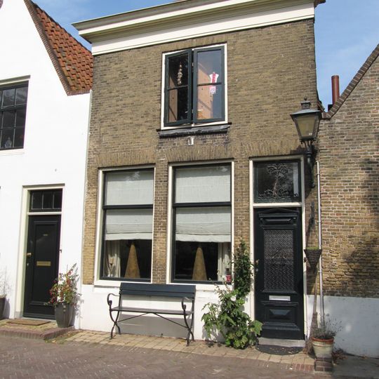Huis met lijstgevel met schuiframen