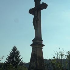 Kříž v Rudolticích u Sobotína v zahradě domu