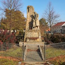 Pomník padlým v Ratajích na návsi