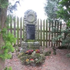 Pomník padlým ve Lhotě u kaple