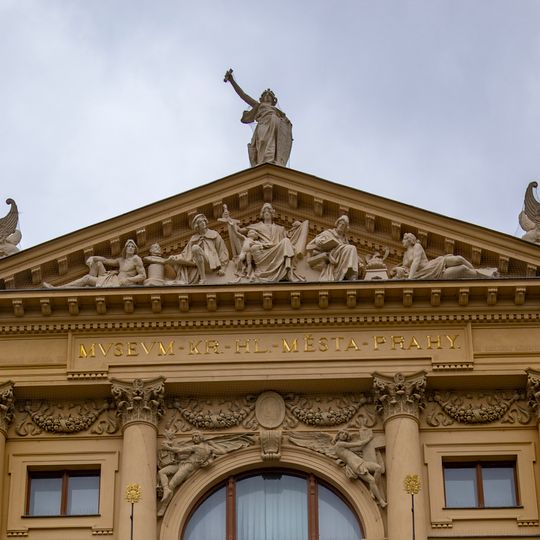 Sochy na štítě budovy Muzea hlavního města Prahy