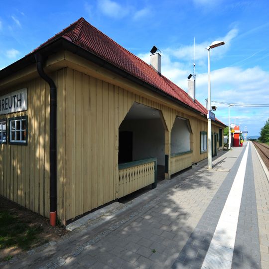 Stationsgebäude mit integrierter Güterabfertigung