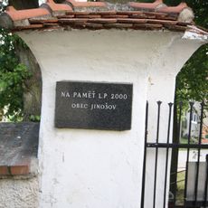 Pamětní deska k roku 2000 v Jinošově