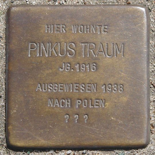 Stolperstein en memoria de Pinkus Traum