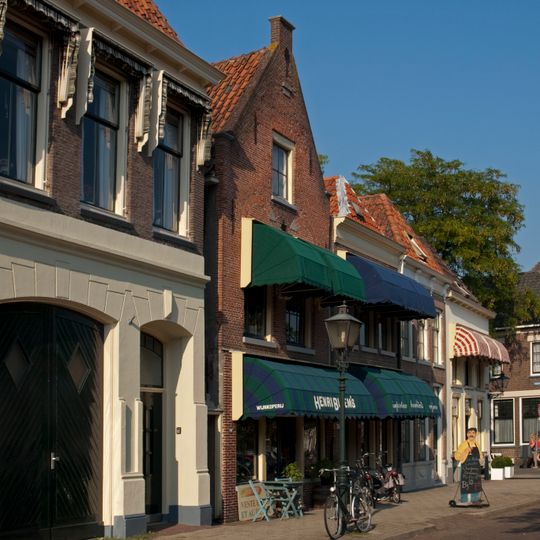 Pand met tuitgevel en fragmenten van vroegere ontlastingsbogen