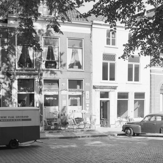 Pand onder zadeldak met voorschild