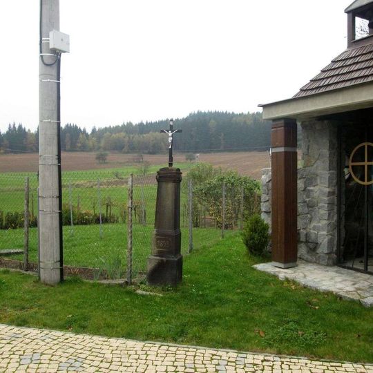 Kříž u kaple ve Slavětíně