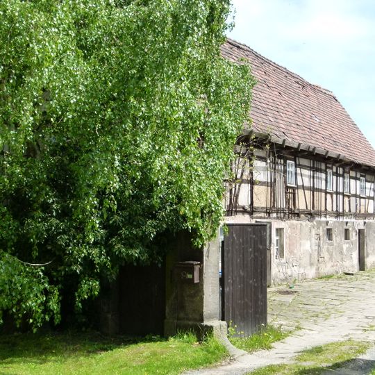 Wohnstallhaus, Toreinfahrt und Hofpflasterung eines Bauernhofes Am Anger 3