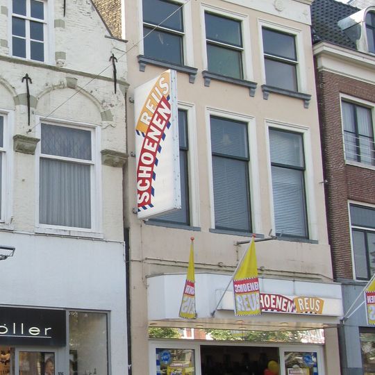 Pand met lijst met empire-ornamentstukken en daarboven geblokte kroonlijst