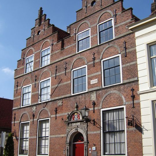 Perceelsgedeelte van een tweebeukig pand met dubbele trapgevel aan de straat