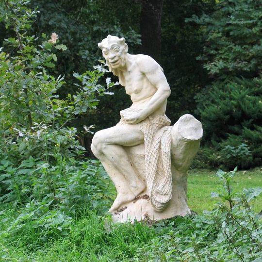 Plastika vodníka u rybníka v Libochovičkách