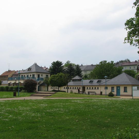 Stadtbad mit Hauptgebäude mit Anbauten Dresdener Straße 19a