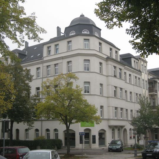 Mietshaus in geschlossener Bebauung in Ecklage, mit Vorgarten und Laden mit Ausstattung Würzburger Straße 33