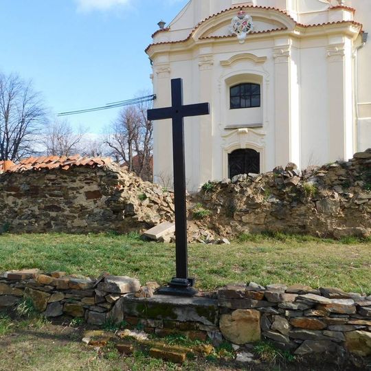 Kříž před kostelem svatého Jakuba Staršího ve Slušticích