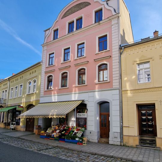 Mietshaus in geschlossener Bebauung mit auffälligem geschweiften Giebel Schandauer Straße 9