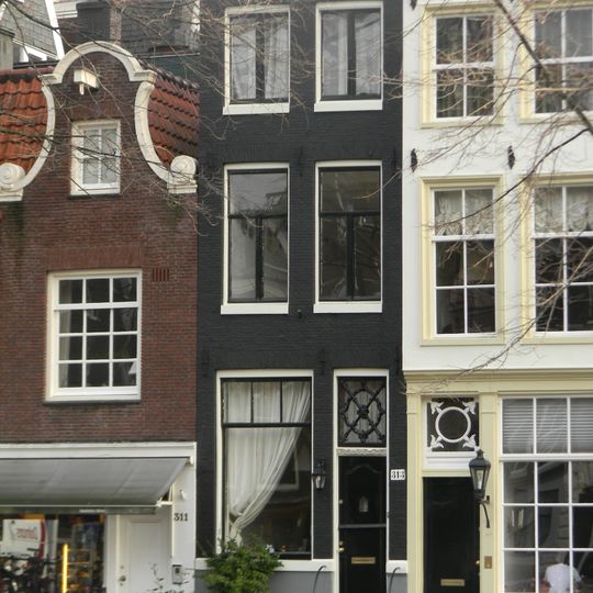 Pand, vanwege de zandstenen onderdelen van de twee klokvormige toppen