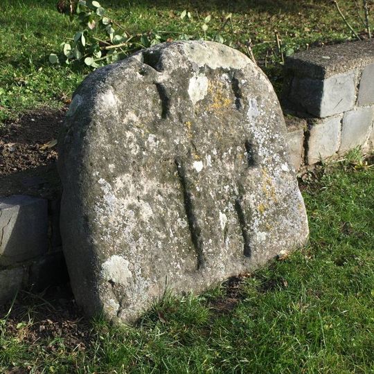 Křížový kámen u bývalé zámecké zahrady v Podolí