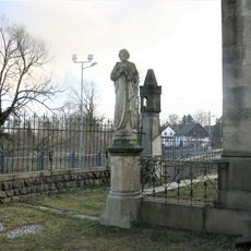 Socha svatého Petra u kaple na hřbitově v Raspenavě