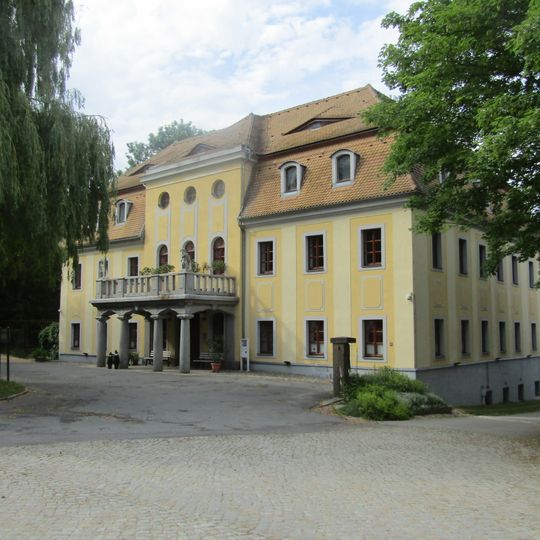 Herrenhaus und vier Wirtschaftsgebäude sowie Einfriedungsmauer und Pfeiler der historischen Einfriedung Nedaschütz 1, 1e, 1f, 1g, 1h, 1i