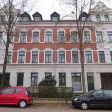 Mietshaus in geschlossener Bebauung mit Vorgarten und rückwärtigem Nebengebäude Schiersandstraße 6