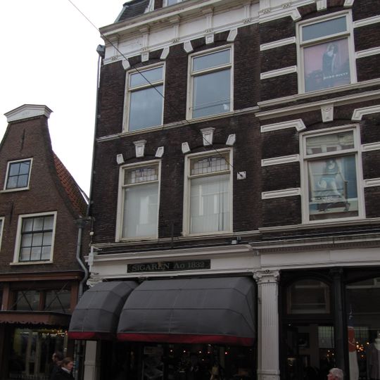 Sigarenhandel met bijzonder winkelinterieur in Eclectische trant