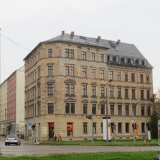 Mietshaus mit Laden in ehemals geschlossener Bebauung, in Ecklage Bernsbachplatz 4