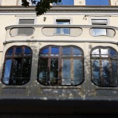 Tribuna modernista de l'habitatge a la plaça Marquina, 4