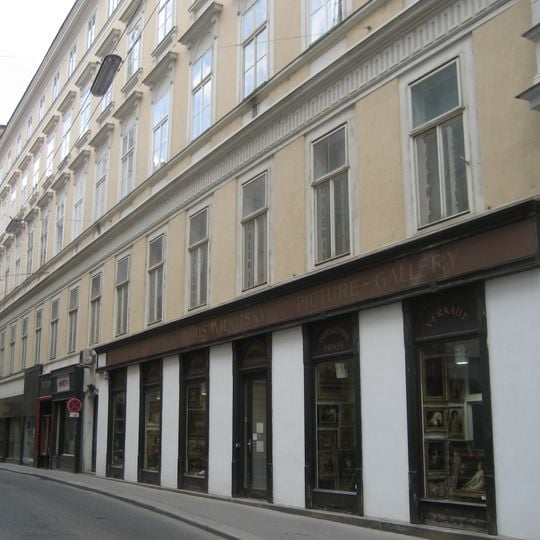 Mädlspergerhof mit Heniksteinbrunnen