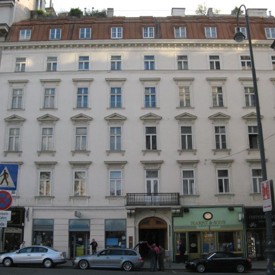 Zum Hahnenbeiss mit Ausstattung des Geschäftes Ostermann und des Tabakladens