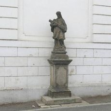 Socha svatého Jana Nepomuckého u kostela na Václavském náměstí v Trmicích