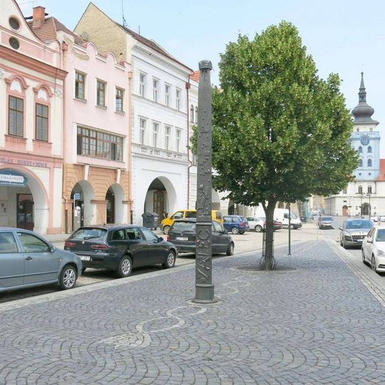 Kovový sloup města Žatce na náměstí Svobody v Žatci