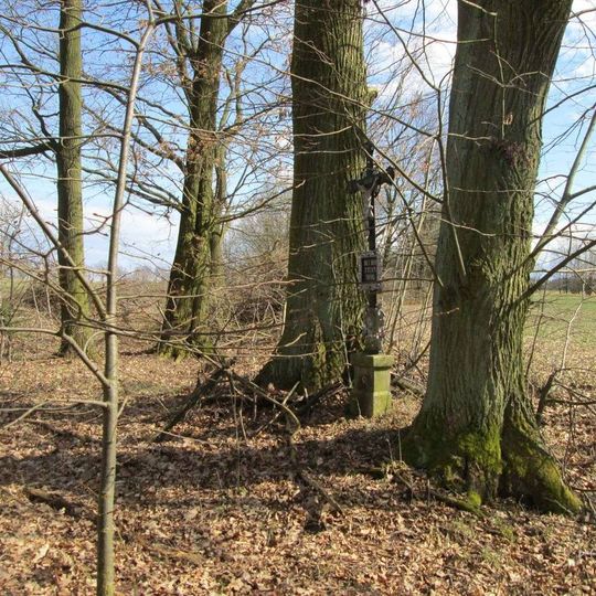 Kříž jižně od Bzí v lesíku